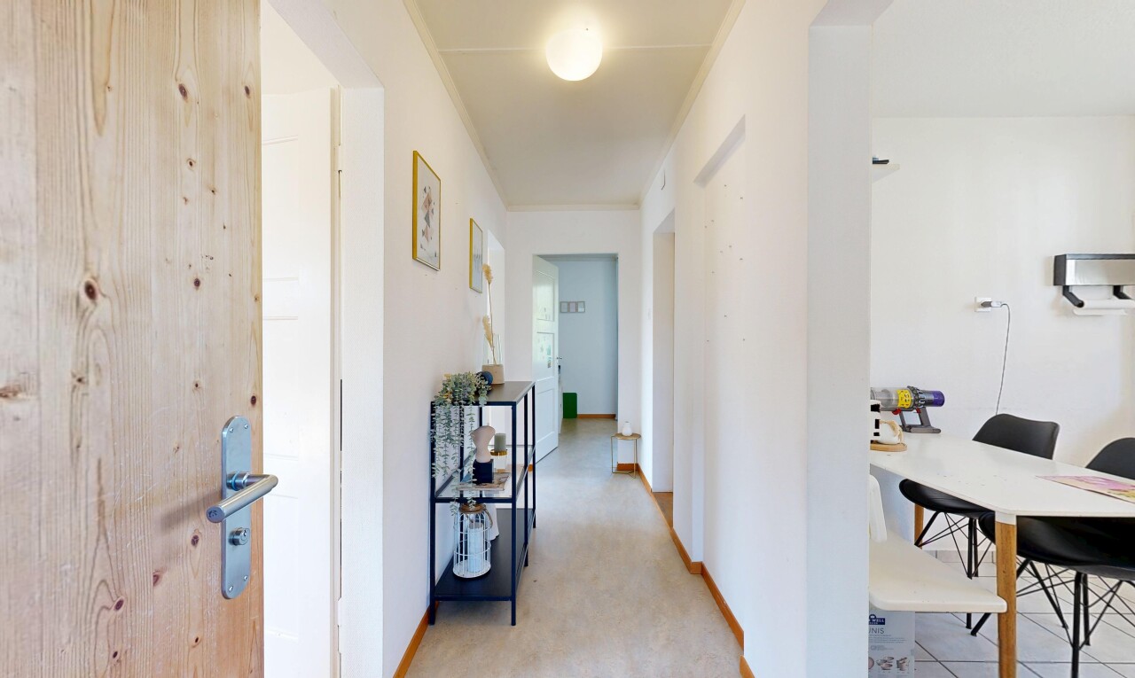 halle / korridor mit gipskartonwand, drywall, kronenstuck, crown molding, und inside property