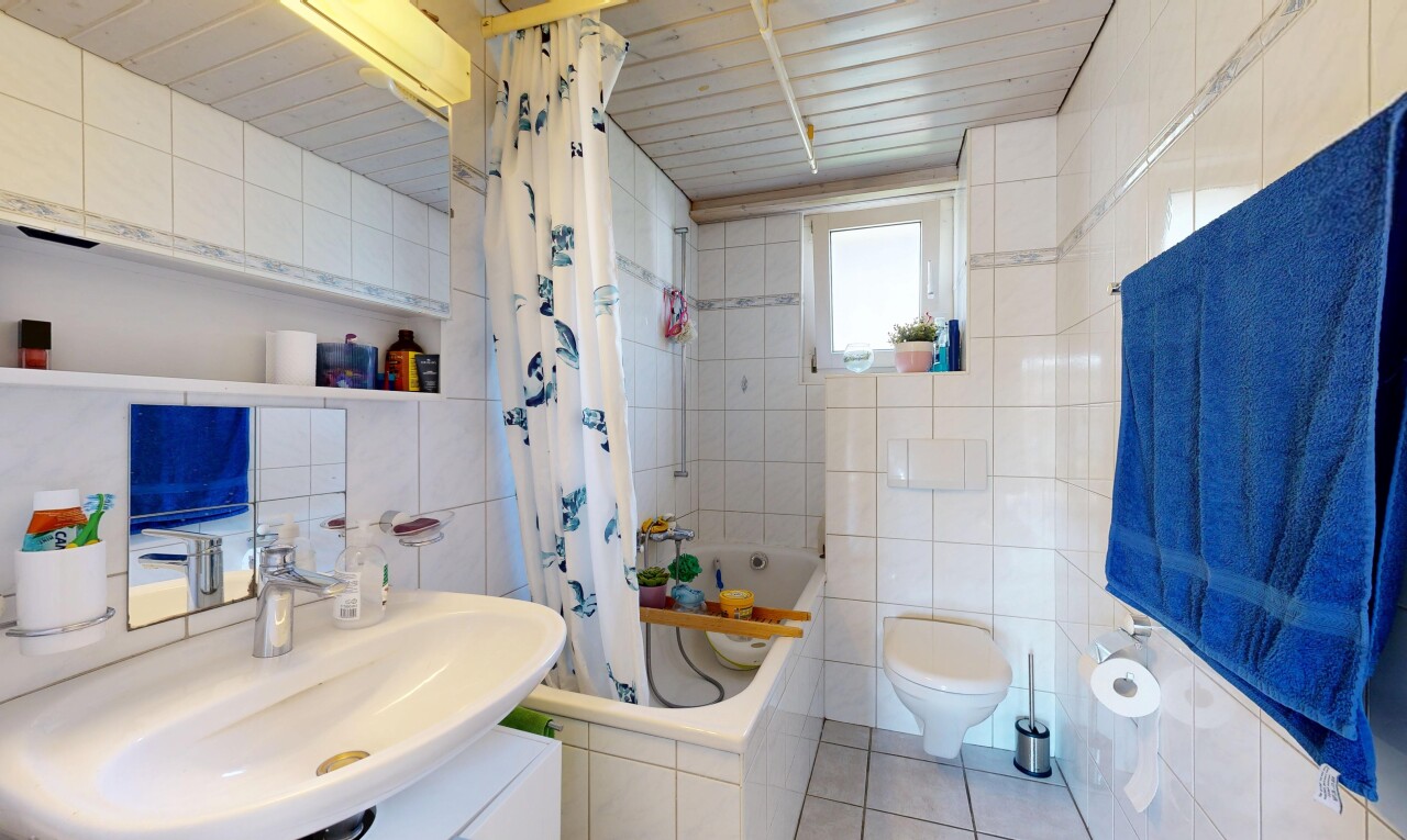 bad mit tile wall, fliesenwand, komplettes badezimmer, waschbecken, und kombiniertes bad / dusche