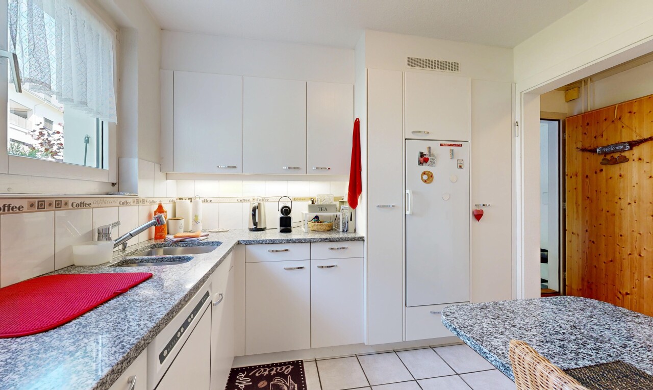küche mit weiße schränke, white cabinets, inside property, light countertops, und light floor