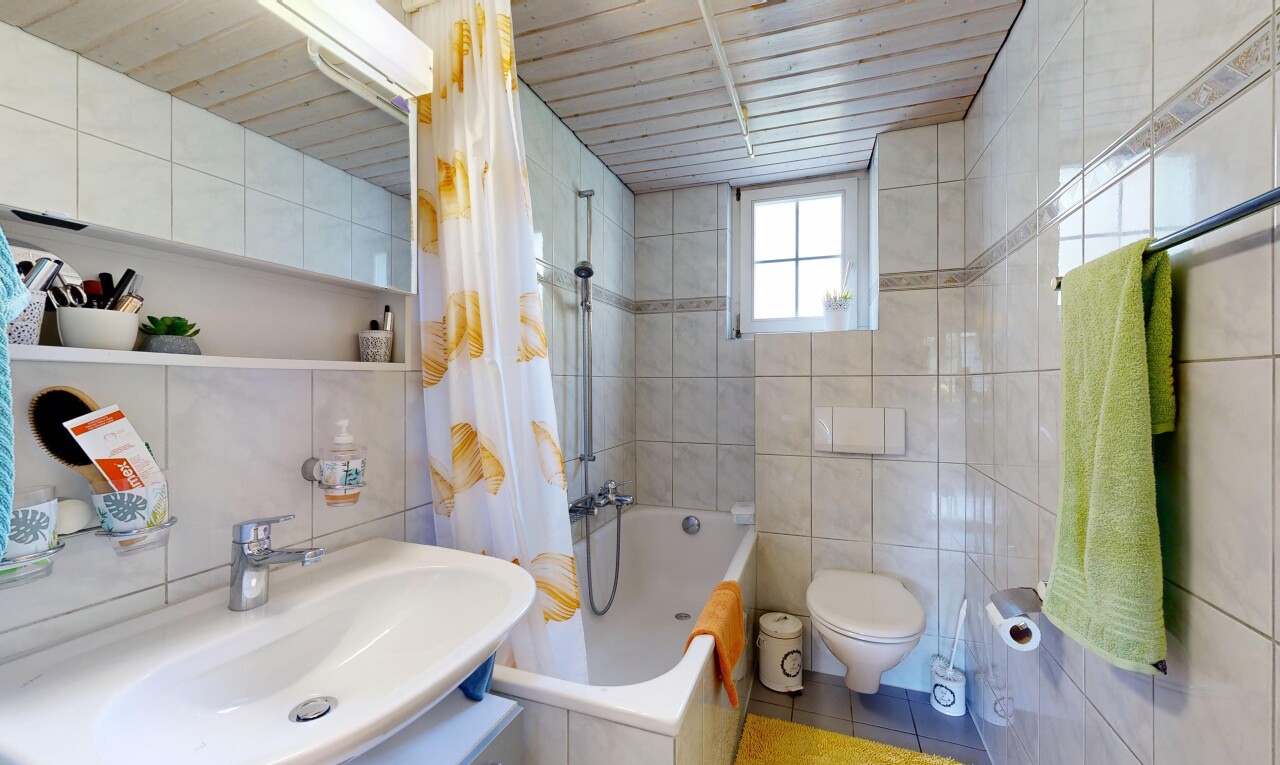bad mit fliesenwand, tile wall, komplettes badezimmer, inside property, und waschbecken