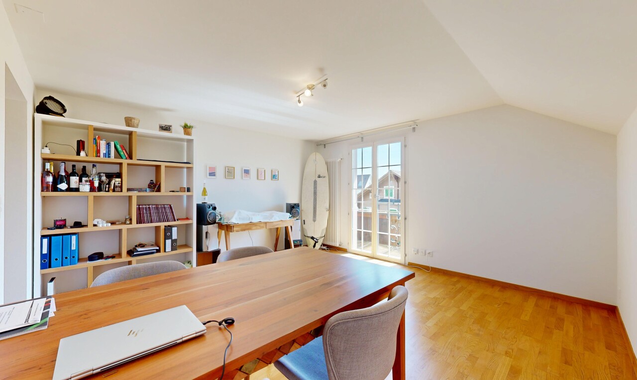 esszimmer mit gipskartonwand, drywall, inside property, holzfußboden, und wood finish floor