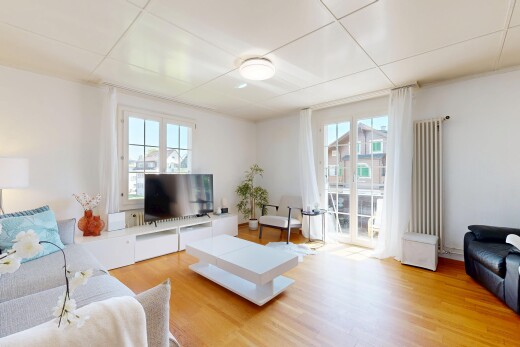 wohnzimmer mit gipskartonwand, drywall, fernseher, natürliches licht, und natural light