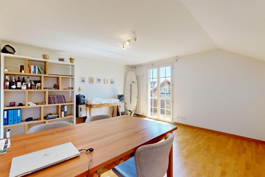 esszimmer mit gipskartonwand, drywall, inside property, holzfußboden, und wood finish floor