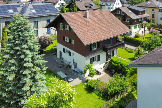 außenansicht mit drone view, schornstein, residential view, wohngebietblick, und rasen