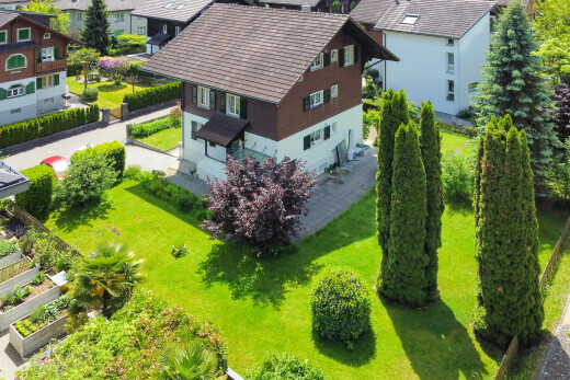 garden with a lawn and a residential view