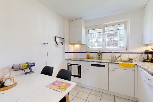 küche mit weiße schränke, white cabinets, light countertops, ofen, und light floor
