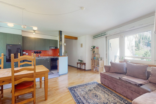 wohnzimmer mit natürlichen licht- und holzböden