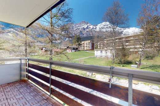 balkon mit blick auf die berge
