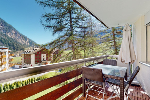 balkon mit blick auf die berge