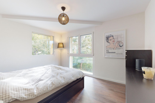 zimmer / schlafzimmer mit natürliches licht und parkettboden