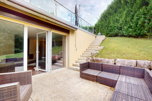 terrasse mit terrasse und rasen