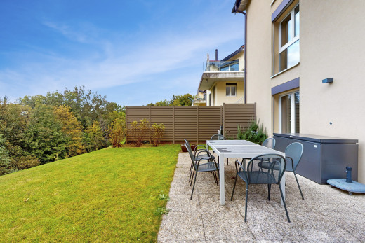 terrasse mit terrasse, zaun, und rasen