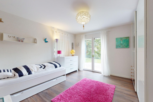 zimmer / schlafzimmer mit natürliches licht, außenzugang, und parkettboden