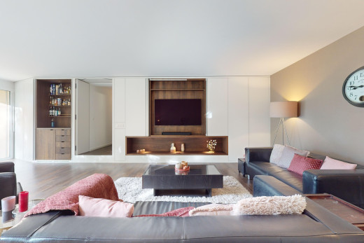 wohnzimmer mit fernseher und parkettboden