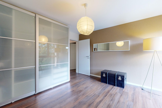 leerer raum mit parkettboden