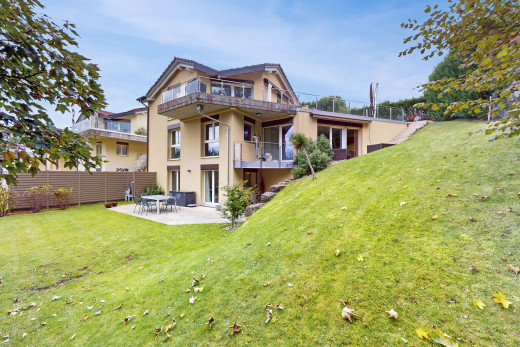 außenansicht mit balkon, terrasse, zaun, und rasen