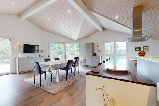 küche mit parkettboden, natürliches licht, dunstabzugshaube, und fernseher