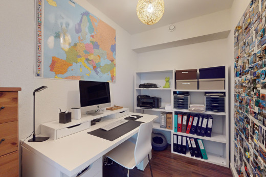 büro mit fernseher und parkettboden