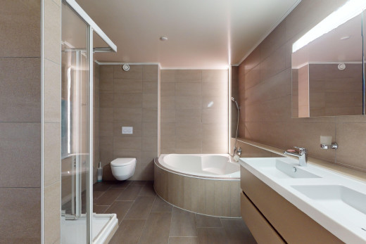 bad mit spiegel, fliesenwand, bad, dusche, und schminktisch