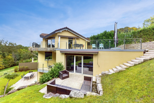 außenansicht mit balkon, terrasse, zaun, und rasen