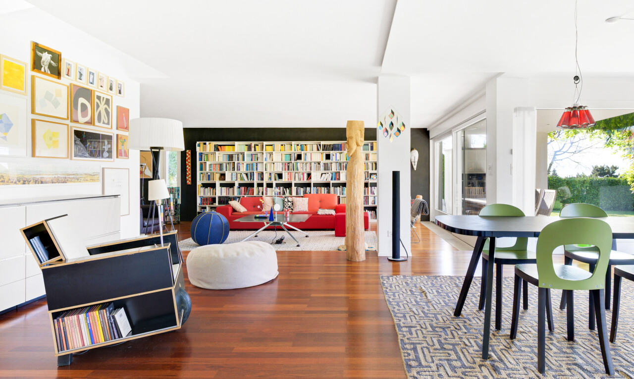 wohn- / esszimmer mit inside property, wood finish floor, holzfußboden, natural light, und natürliches licht