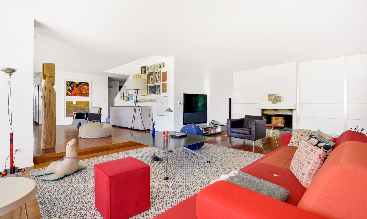 wohnzimmer mit wood finish floor, holzfußboden, inside property, fernseher, und drywall