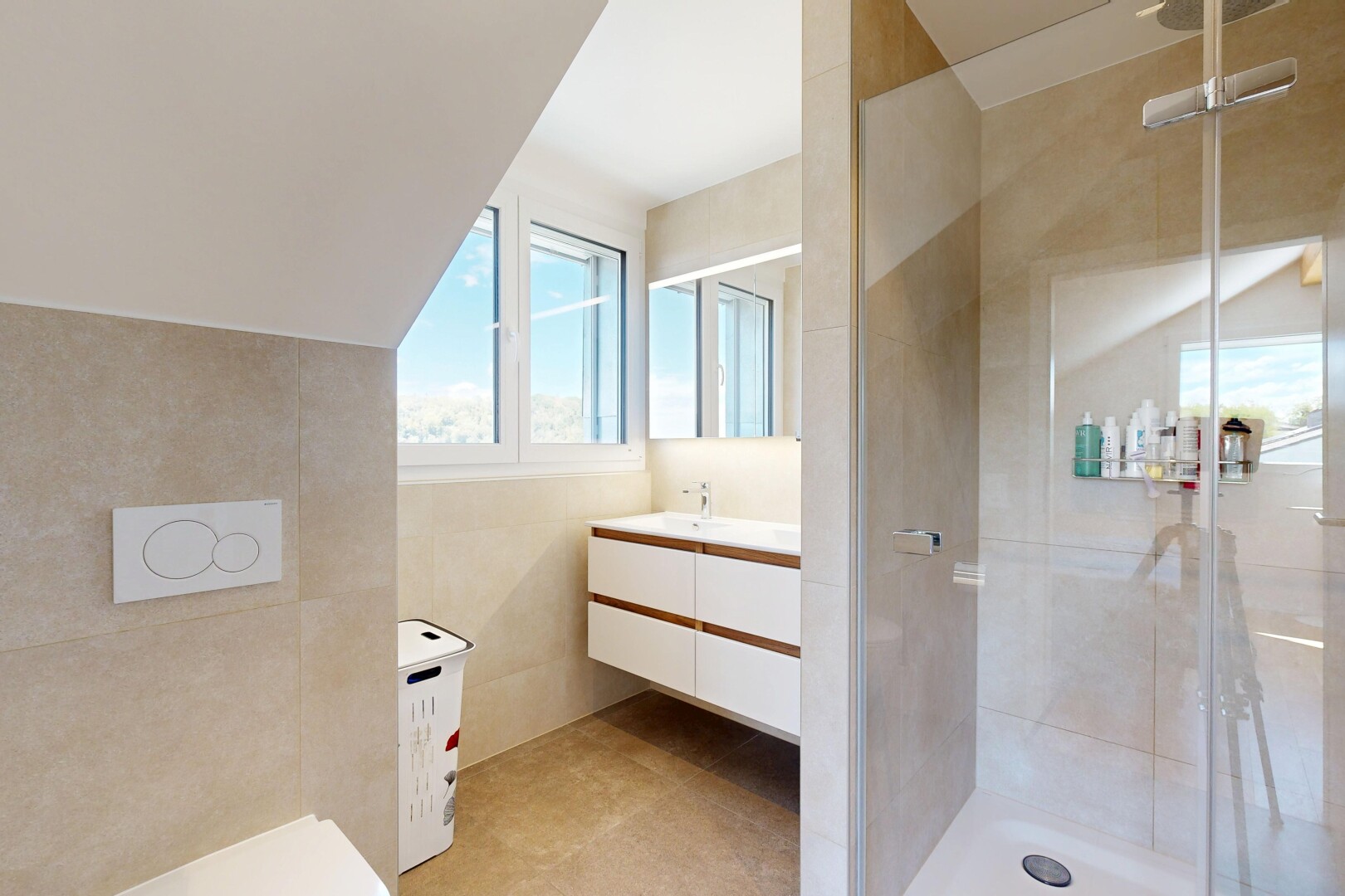 salle de bains avec douche, salle de bain complète, miroir, lavabo (ou coiffeuse selon le contexte), et light floor