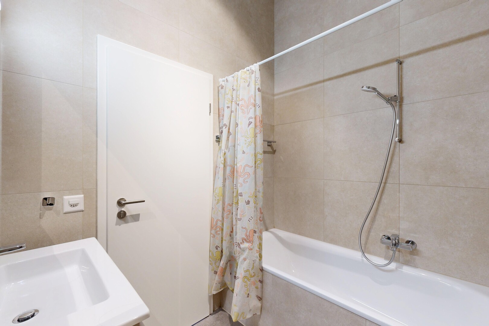 salle de bains avec mur en carrelage, tile wall, douche-bain combinés, salle de bain complète, et évier