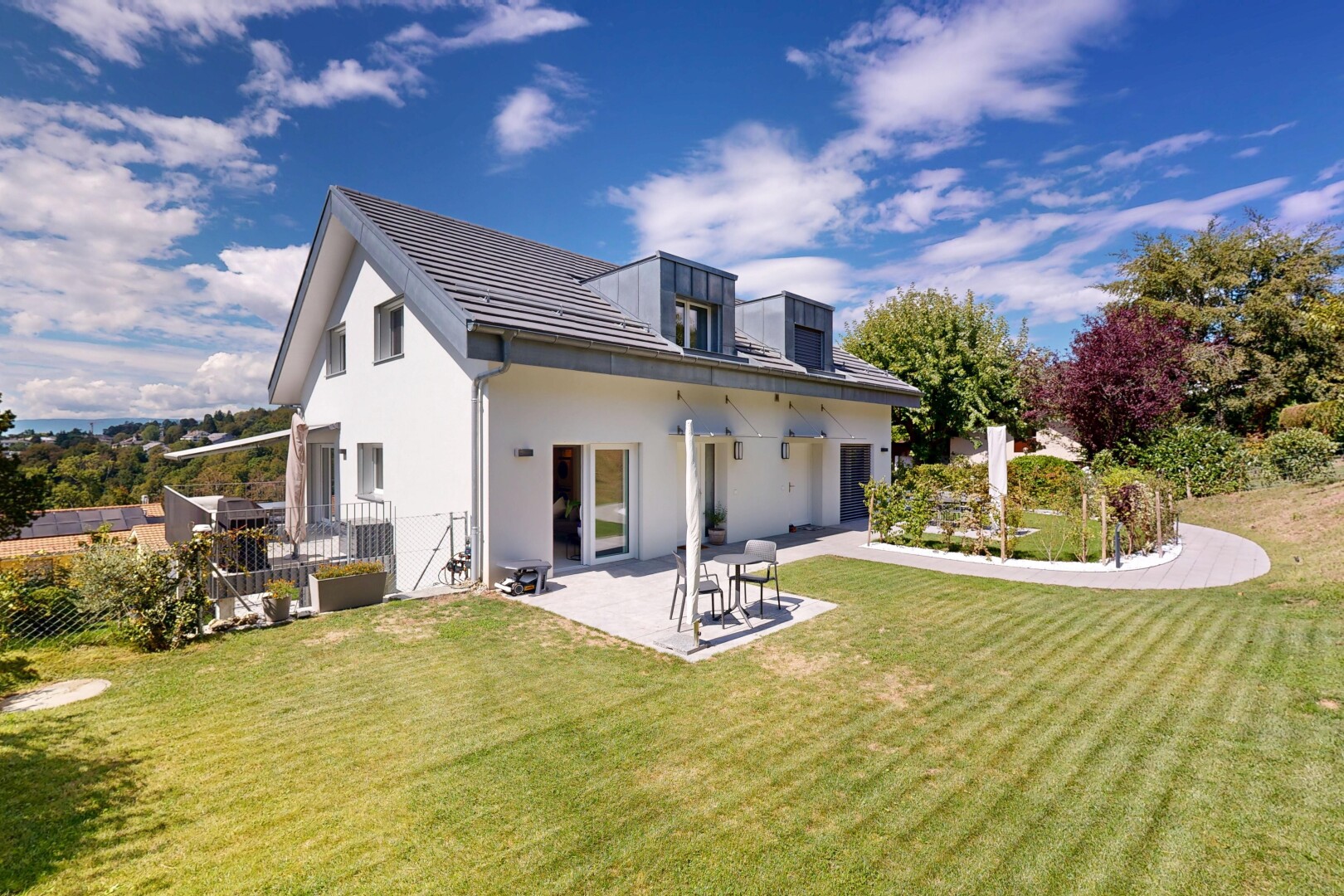façade avec pelouse, property visible, day time, from property, et bardage en stuc
