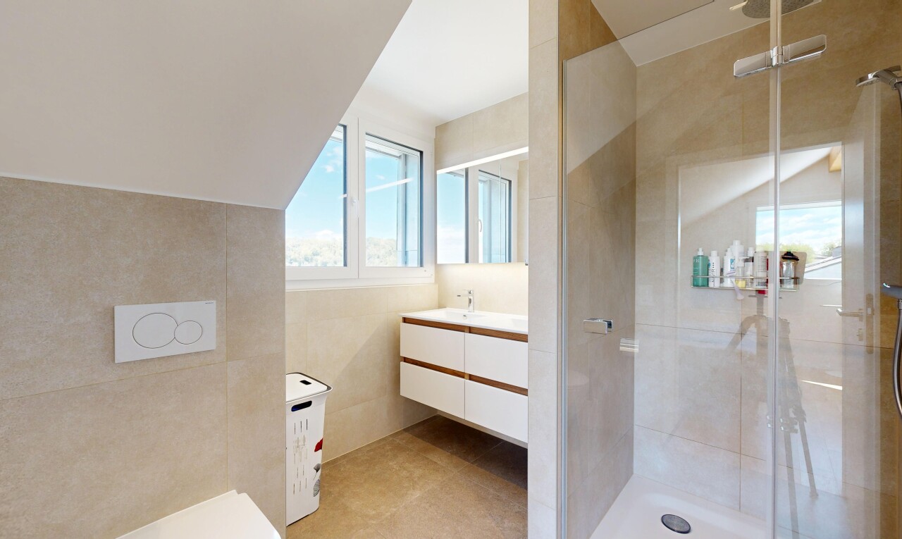 salle de bains avec douche, salle de bain complète, miroir, lavabo (ou coiffeuse selon le contexte), et light floor