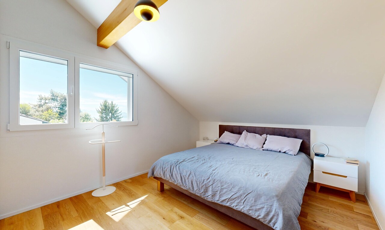 chambre avec vaulted ceiling, plafond voûté, day time, drywall, et cloison sèche