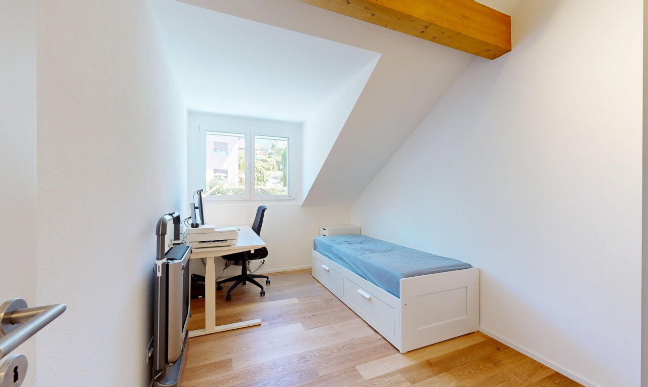 chambre avec pièce supplémentaire, sol en finition bois, wood finish floor, plafond voûté, et vaulted ceiling