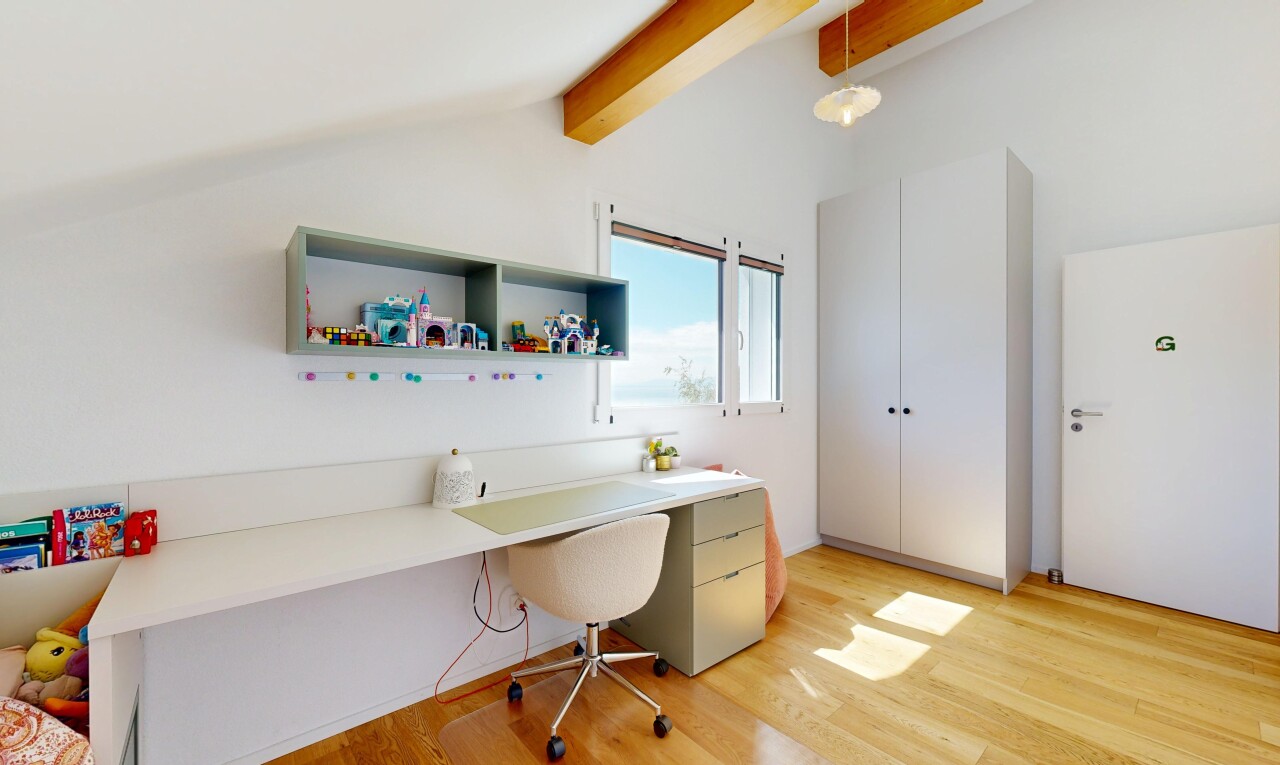 bureau avec beamed ceiling, plafond à poutres, vaulted ceiling, plafond voûté, et wood finish floor
