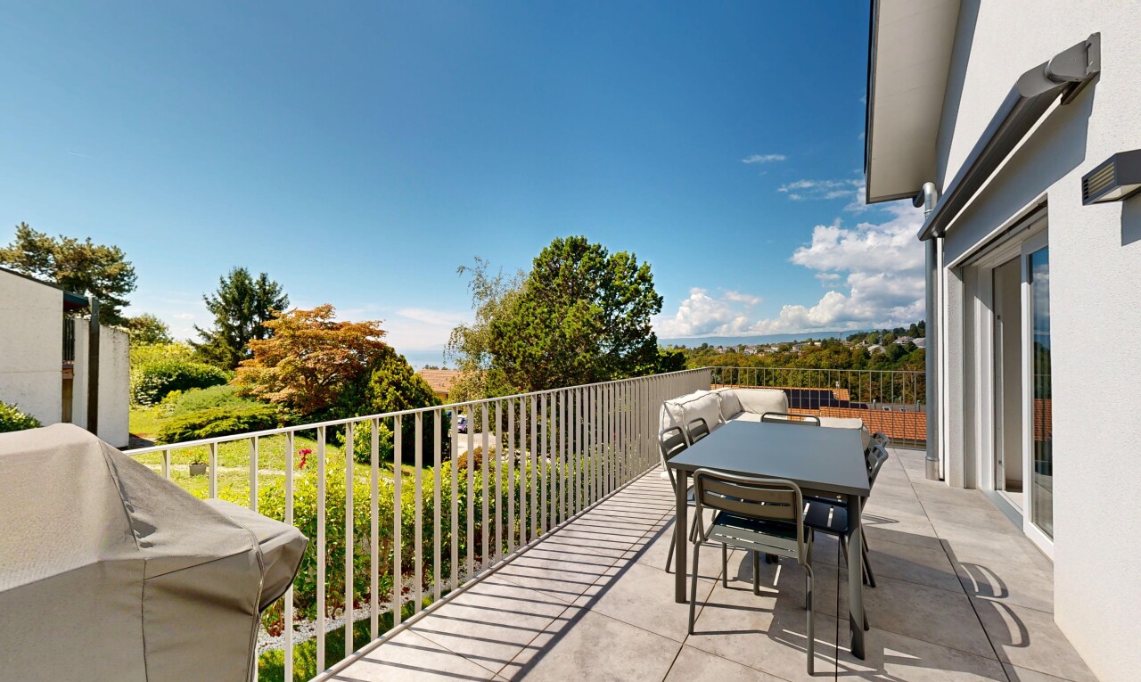 terrasse avec from property, coin repas extérieur, gril, view focus, et day time