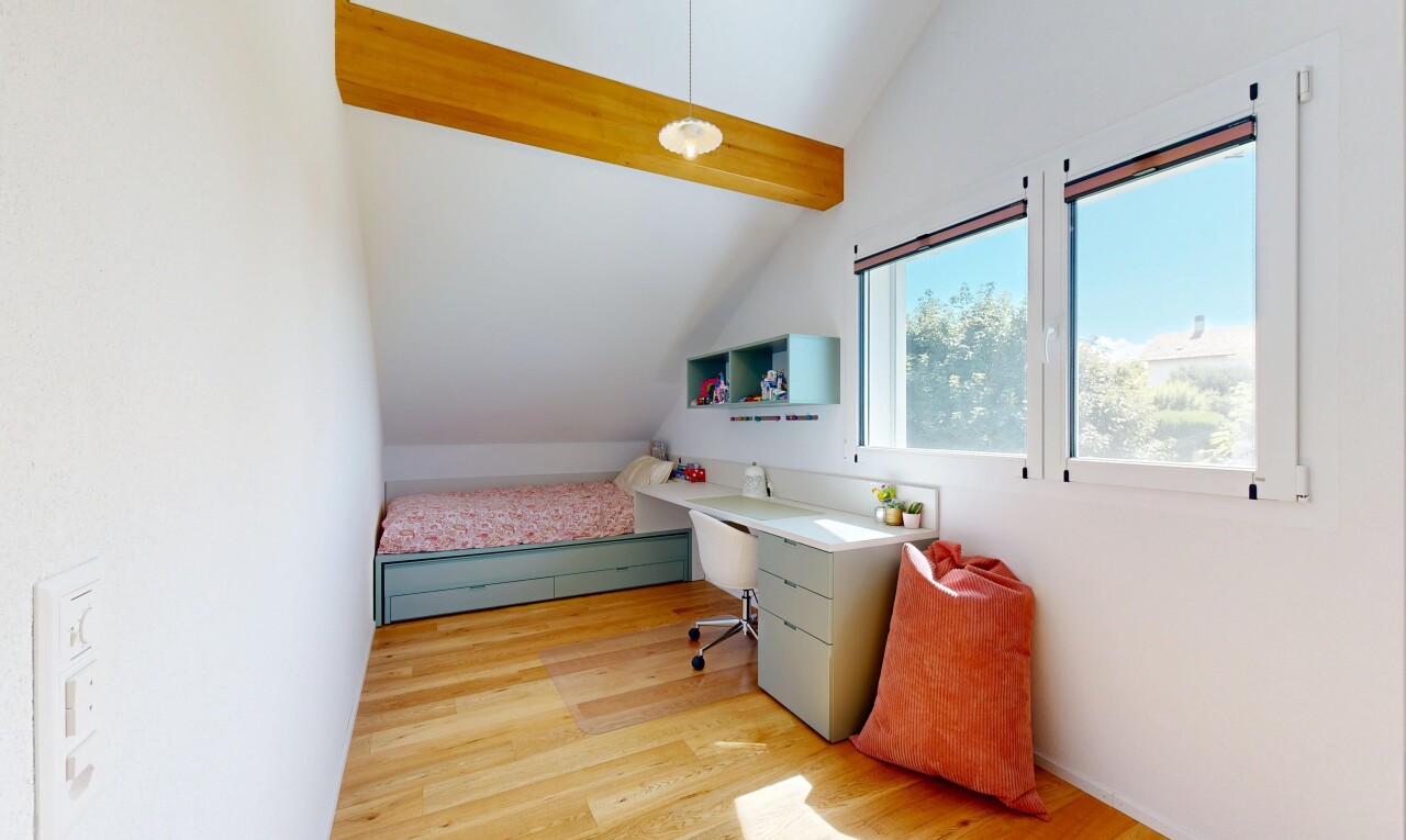 chambre avec vaulted ceiling, plafond voûté, wood finish floor, sol en finition bois, et day time