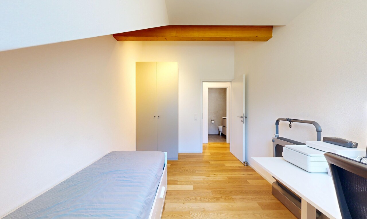 chambre avec wood finish floor, sol en finition bois, drywall, cloison sèche, et light floor