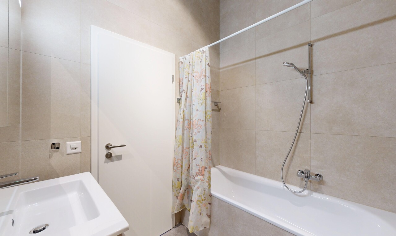 salle de bains avec mur en carrelage, tile wall, douche-bain combinés, salle de bain complète, et évier