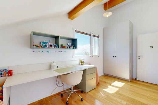 bureau avec beamed ceiling, plafond à poutres, vaulted ceiling, plafond voûté, et wood finish floor