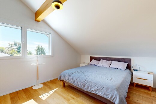 chambre avec vaulted ceiling, plafond voûté, day time, drywall, et cloison sèche