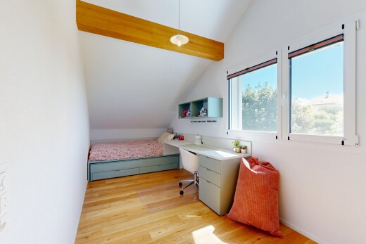 chambre avec vaulted ceiling, plafond voûté, wood finish floor, sol en finition bois, et day time
