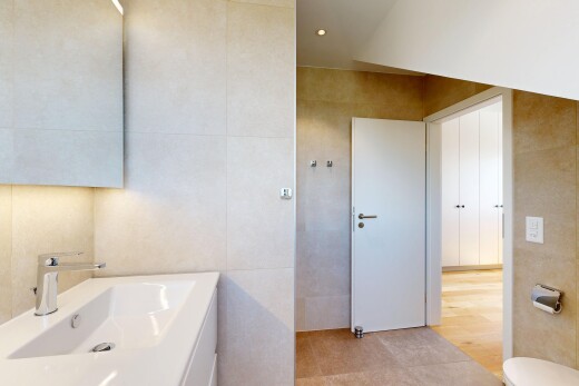 salle de bains avec tile wall, mur en carrelage, évier, light floor, et inside property