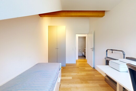 chambre avec wood finish floor, sol en finition bois, drywall, cloison sèche, et light floor
