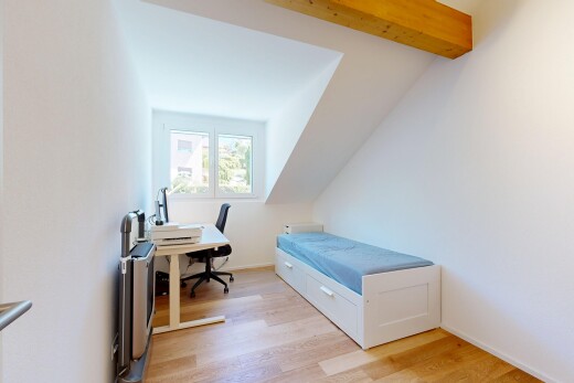 chambre avec pièce supplémentaire, sol en finition bois, wood finish floor, plafond voûté, et vaulted ceiling