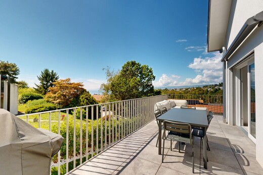 terrasse avec from property, coin repas extérieur, gril, view focus, et day time