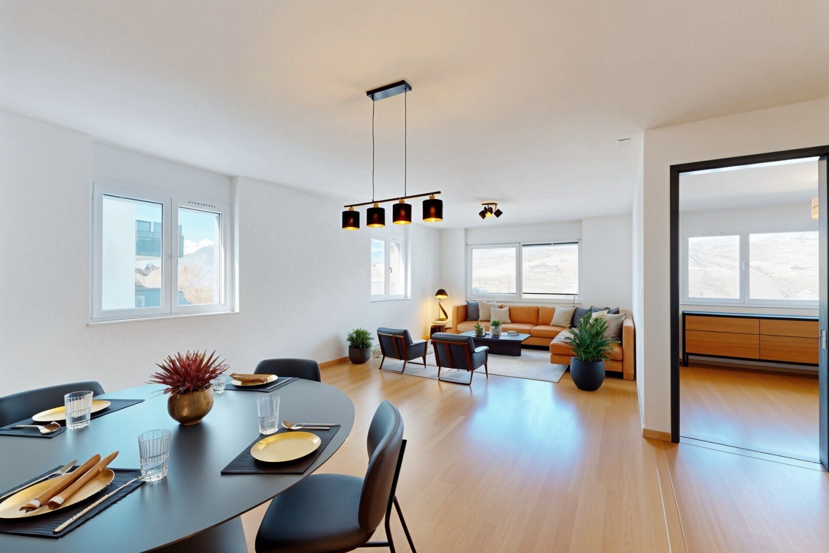 pièce vide avec sol en finition bois, wood finish floor, cloison sèche, drywall, et lumière naturelle