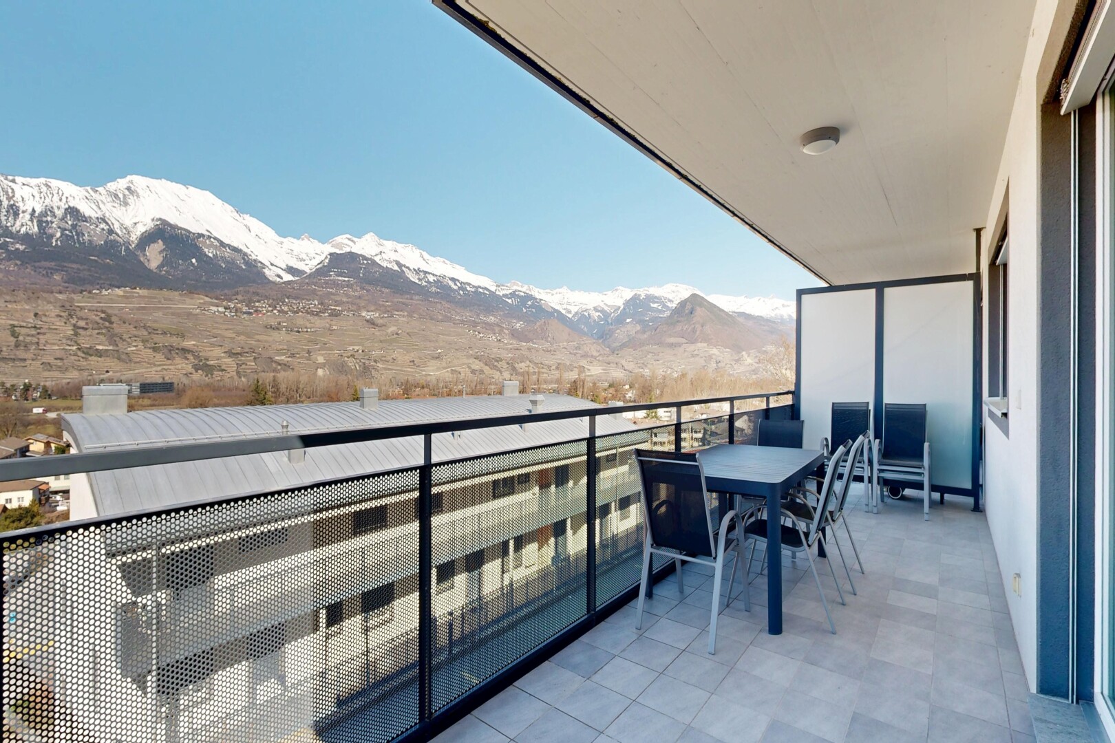 balcon avec vue sur la montagne, mountain view, day time, et from property