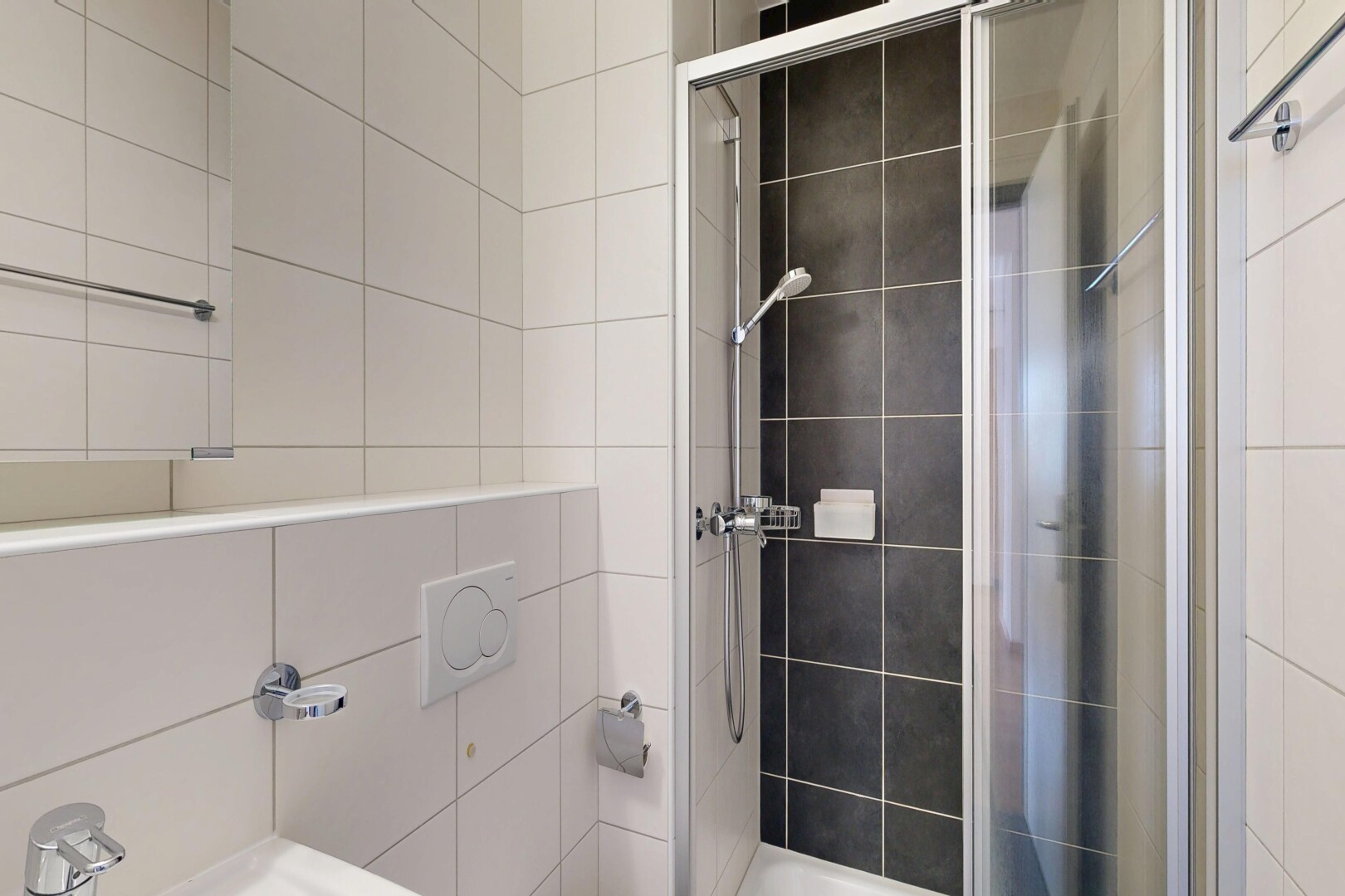 salle de bains avec douche et salle de bain complète