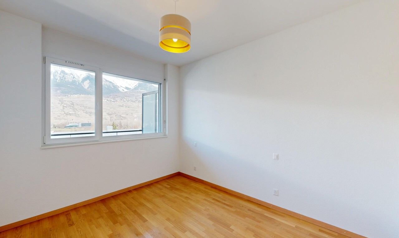 pièce vide avec sol en finition bois, wood finish floor, cloison sèche, drywall, et lumière naturelle