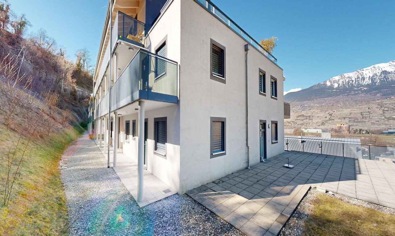 façade avec day time, bardage en stuc, balcon, vue sur la montagne, et mountain view