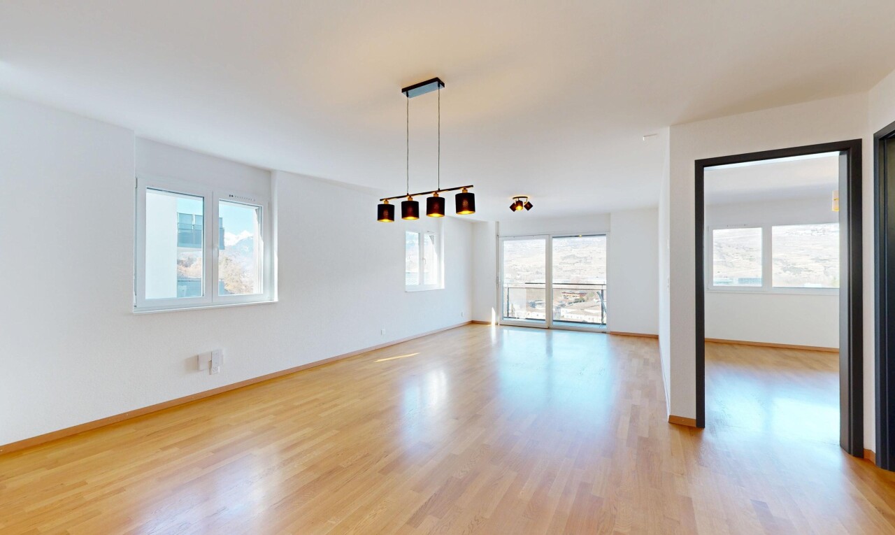 pièce vide avec sol en finition bois, wood finish floor, cloison sèche, drywall, et lumière naturelle